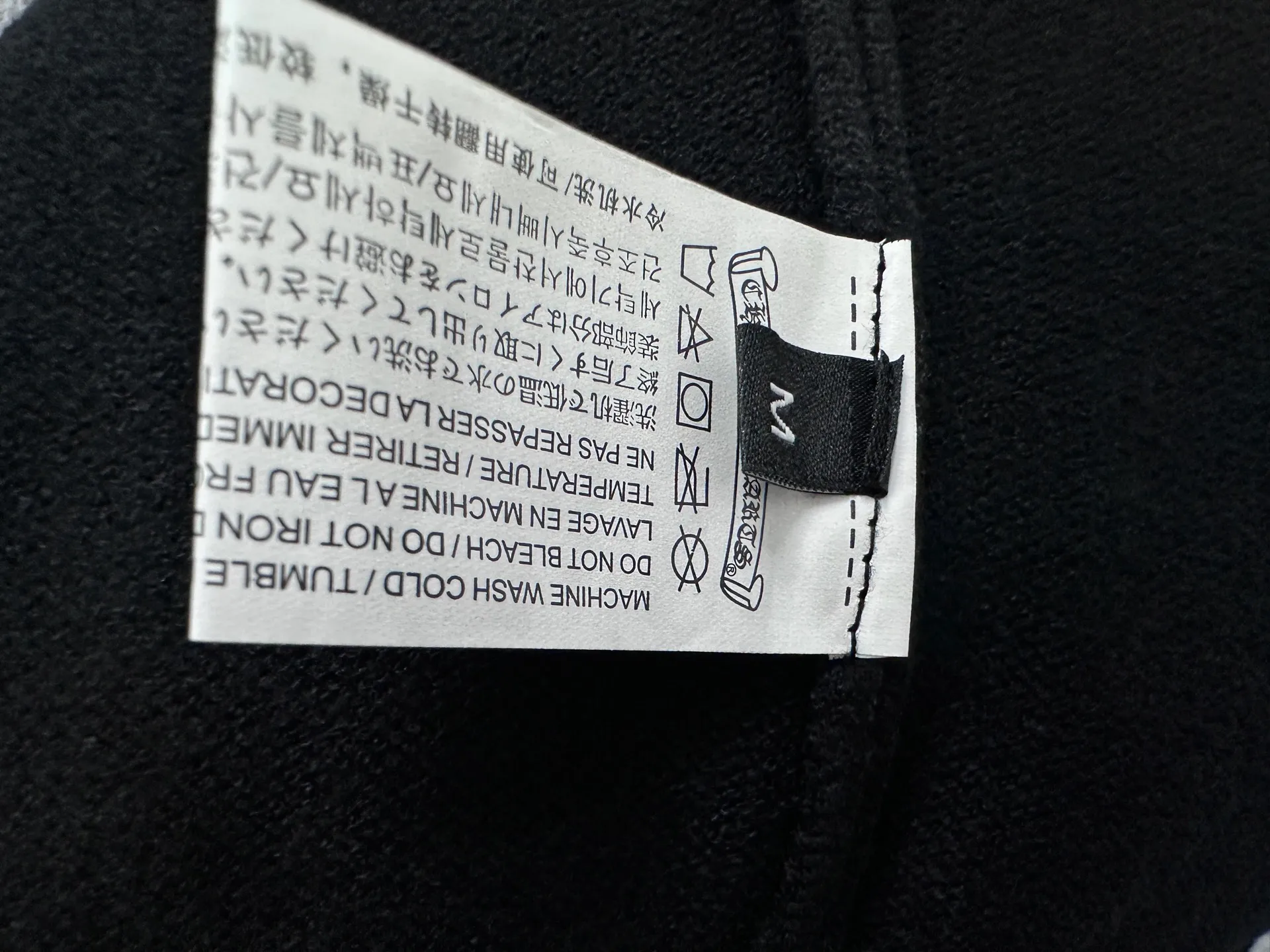 ￼ P250 【Chrome Hearts】Chrome Hearts' new cross-knitted jacquard appliquéd crew neck sweater. Contains 20% wool. The item is made of custom-dyed and custom-spun yarn and purchased from the original version. A full set of customized accessories. Details determine success or failure. A new model for autumn and winter. It is soft and delicate and does not tie the body. The upper body effect is very nice. Loose fit. Same style for men and women. Color: White Black Size: S-L